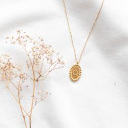 Collier médaillon gravé lettre Q