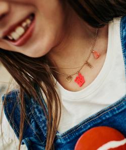 Collier couleur dorée avec pendentifs coeur et pompon rose fille - TU